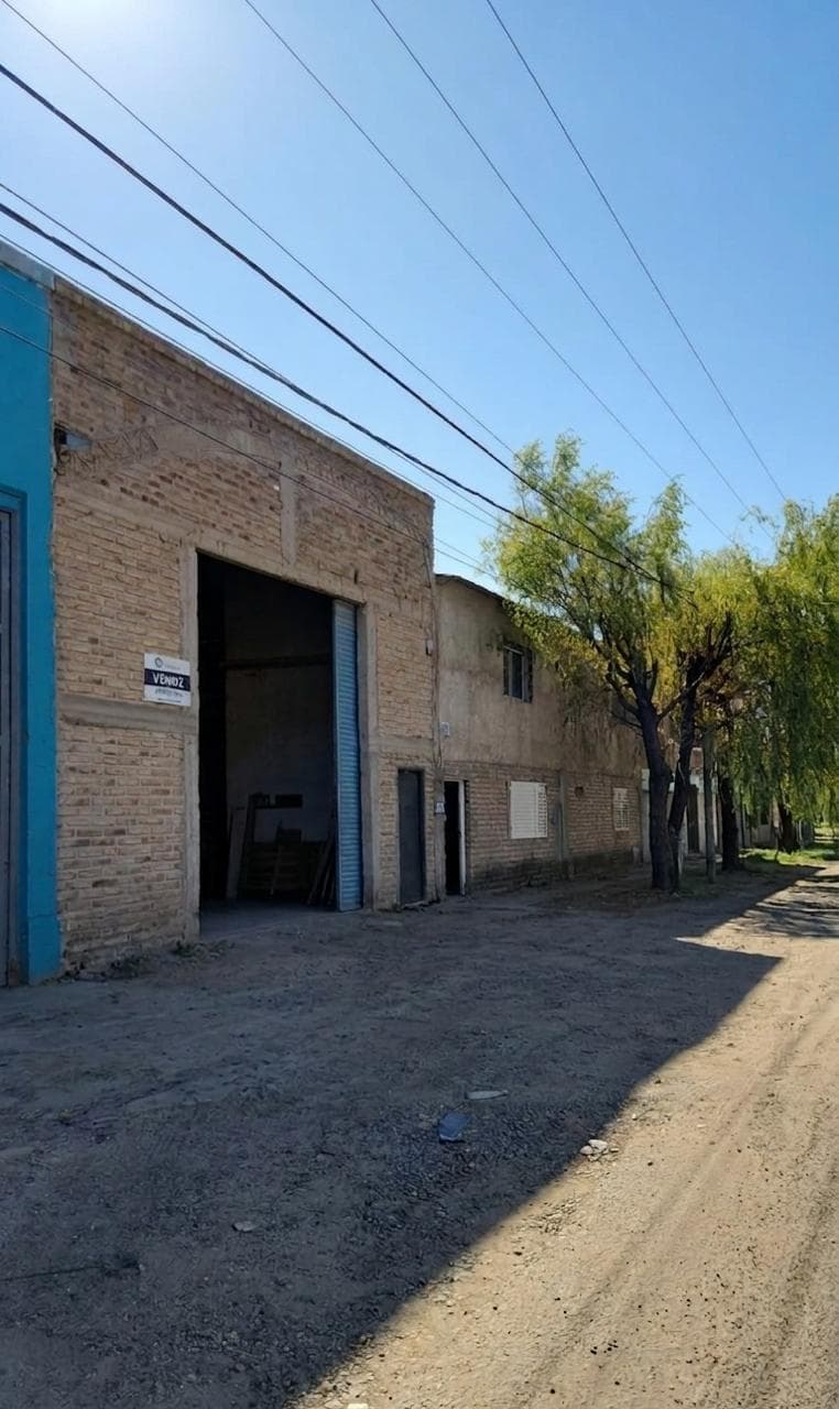 Galpón en venta en General Roca con renta activa, departamentos y 600 m²